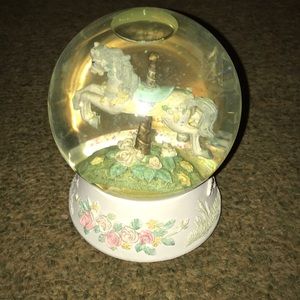 Carousel musical snow globe